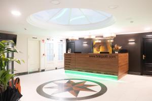 a lobby with a reception desk and a star on the floor at Pensión Txiki Polit in Zarautz