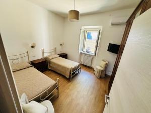 a small room with two beds and a window at Casa Lucia in Marta