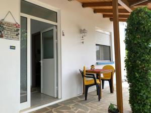 a patio with a table and chairs and a window at Το σπίτι της Ελένης in Vlakhiá