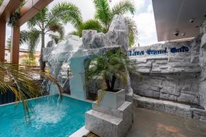 Bazen u ili blizu objekta New Elegance hotel