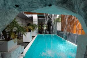 Bazen u ili blizu objekta New Elegance hotel +13 fotografija