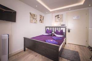 Postel nebo postele na pokoji v ubytování Max Aviation Villa & Apartments