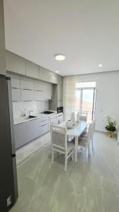 a kitchen with a table and chairs in a kitchen at Selimi House in Shirokë