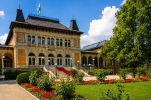 an old building with a garden in front of it at YFB Frühstückspension Weiße Rose I Zentral gelegen in Bad Elster