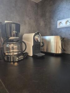 a blender and a toaster sitting on a counter at Maison au calme 2 chambres centre de Caen in Caen