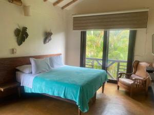 a bedroom with a bed with a butterfly on the wall at Finca Panaca Jaguey 7 in Quimbaya