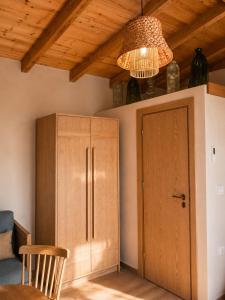 ein Zimmer mit einem Holzschrank und einem Kronleuchter in der Unterkunft Katoi suite in Éxo Khóra