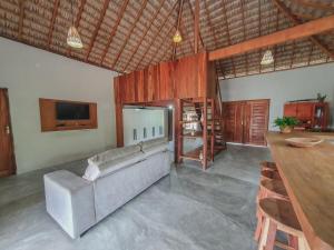 a living room with a couch and a table at Kite Mansion Arpoador in Tutóia