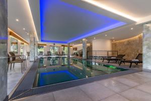 an indoor swimming pool in a house at Hotel Restaurant Mont Champ du Feu in Belmont