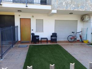 a patio with a bike parked next to a house at Confort home in Rende