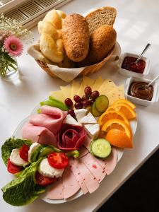 a table with a plate of food and a basket of bread at YFB Frühstückspension Weiße Rose I Zentral gelegen in Bad Elster