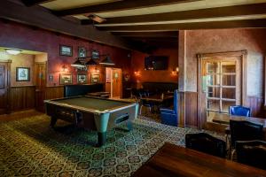 a room with a pool table in a restaurant at The Jack London Lodge in Glen Ellen