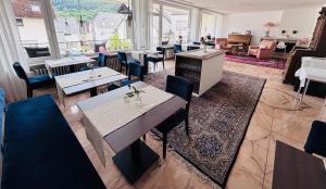 a restaurant with tables and chairs in a room at Gästehaus Am Rebenhang in Mehring