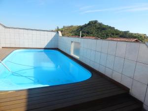 a swimming pool on the roof of a house at Casinha no Paraiso in Arraial do Cabo