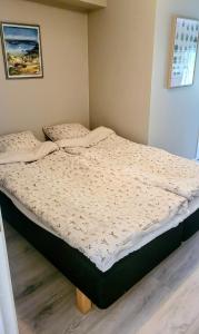 a twin bed in a room with at Lägenhet i Strömstad in Strömstad