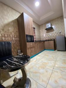 a living room with a table and a kitchen at D-SHA Apartments in Aja