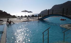 Royal Beach Hotel内部或周边的泳池