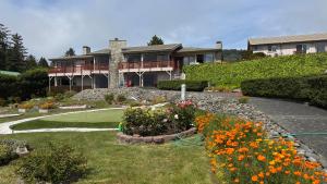a house with a yard with flowers in front of it at Arky's B&B in Smith River
