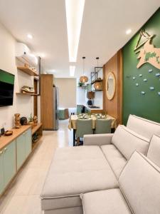 a living room with a couch and a table at Apartamento Moderno e Aconchegante 2 Quartos Ar Condicionado in Alter do Chao
