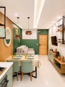 a kitchen with a table and chairs in a room at Apartamento Moderno e Aconchegante 2 Quartos Ar Condicionado in Alter do Chao