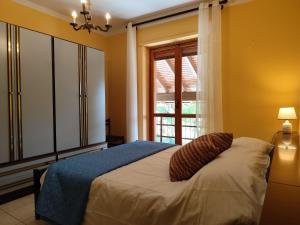 una camera da letto con un letto e una finestra di Appartamenti Alpi Graie - Cantoira a Cantoira