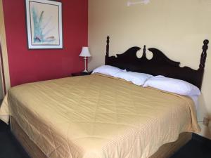 מיטה או מיטות בחדר ב-De Leon Inn