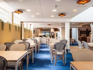 an empty dining room with tables and chairs at ibis Styles Quiberon Centre in Quiberon