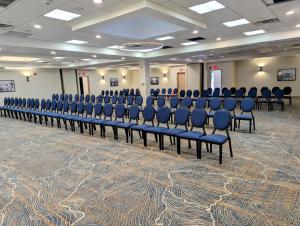 a conference room with blue chairs in the middle at The Hotel Vue in Natchez +18 photos