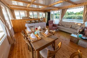 a dining room and living room on a boat at Crociera sul Nilo Luxury in Luxor