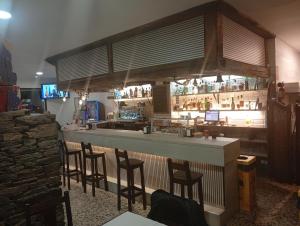 a bar with stools in a restaurant at A taberna de vento in Lalín