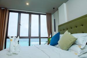 a bedroom with a large bed with a large window at Reagal Garden in Hulhumale