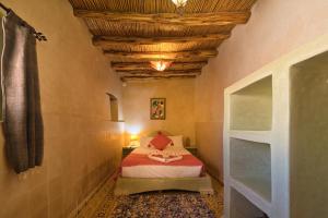 a bedroom with a bed in a room with a ceiling at Villa Nouran Beldi in Essaouira