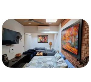 a living room with a couch and a flat screen tv at Casa totalmente amoblada in Yopal