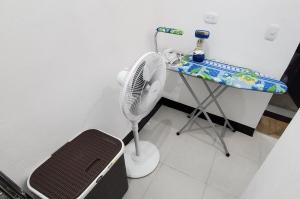 a room with a fan and a table with a table at Casa Isabella 45 AC en las habitaciones in Matagalpa