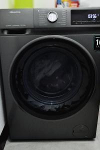 a black microwave oven with its door open at Casa Isabella 45 AC en las habitaciones in Matagalpa