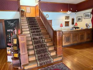 eine Wendeltreppe in einem Raum mit einem Laden in der Unterkunft Richca Heritage Hotel in Chilliwack