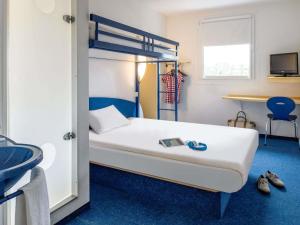 a bedroom with a bunk bed and a sink at ibis Budget Colmar Centre Gare in Colmar +46 photos