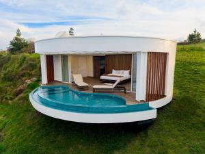 a round house with a swimming pool in a field at Monteza Lujo Natural in Piedecuesta