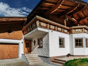 ein Haus mit Holzdach und Garage in der Unterkunft Barney M in Rauris