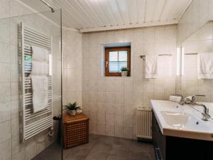 ein Badezimmer mit Waschbecken und Glasdusche in der Unterkunft Barney M in Rauris + 51 Fotos