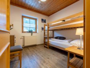 ein Schlafzimmer mit zwei Etagenbetten und einem Schreibtisch in der Unterkunft Barney M in Rauris