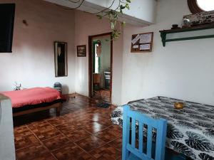 a room with a bed and a table in a room at La esquina in Olavarría