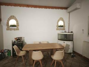 a kitchen with a wooden table and chairs at MAISON AVIGNON 4P avec piscine in Avignon