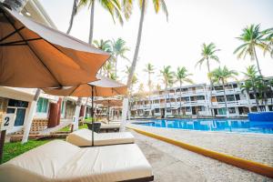 a resort with a swimming pool and palm trees at Marea by Mar Paraiso Queen in Acapulco