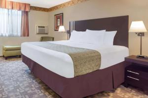 a large white bed in a hotel room at FairBridge Inn Express Bellingham in Bellingham