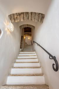 ein Treppenhaus mit weißen Stufen und einer Decke in der Unterkunft Naki in Bosa