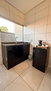 a kitchen with a sink and a dishwasher at Rosa Serena - Conforto, silêncio e garagem - Casa com 2 quartos, próximo a rodoviária e aeroporto in Palmas +27 photos