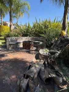 a garden with a bench and a fire pit at Jardin Quinta las Fuentes in Santo Tomás Chautla