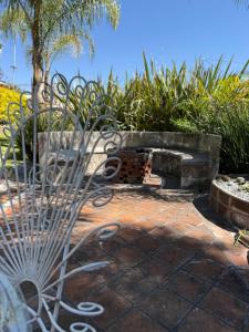 a bench sitting next to a fire pit at Jardin Quinta las Fuentes in Santo Tomás Chautla +2 photos