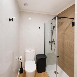 a bathroom with a toilet and a shower at Alameda Apartments 2 in Trofa +19 photos